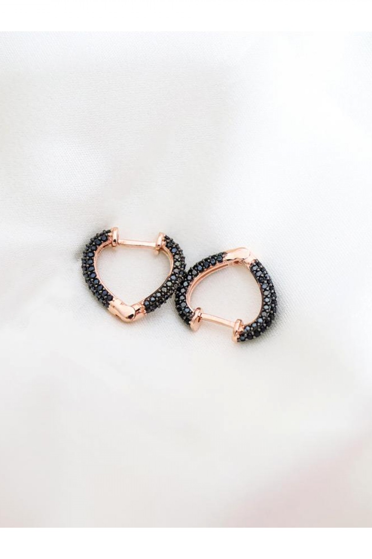 Siyah Taşlı Gümüş Kalp Küpe